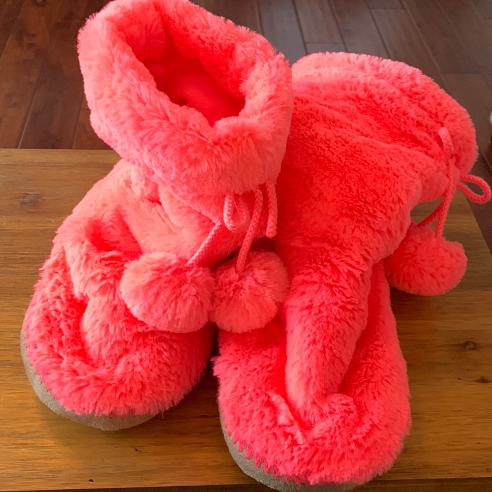 Fuzzy boot slippers. Kids xxl or women’s 7. Never worn. Excellent condition